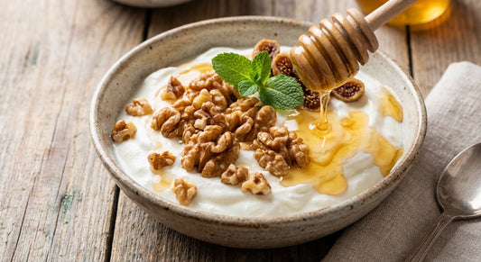 Griechischer Joghurt mit Thymianhonig und Walnüssen - traditionelles griechisches Frühstück